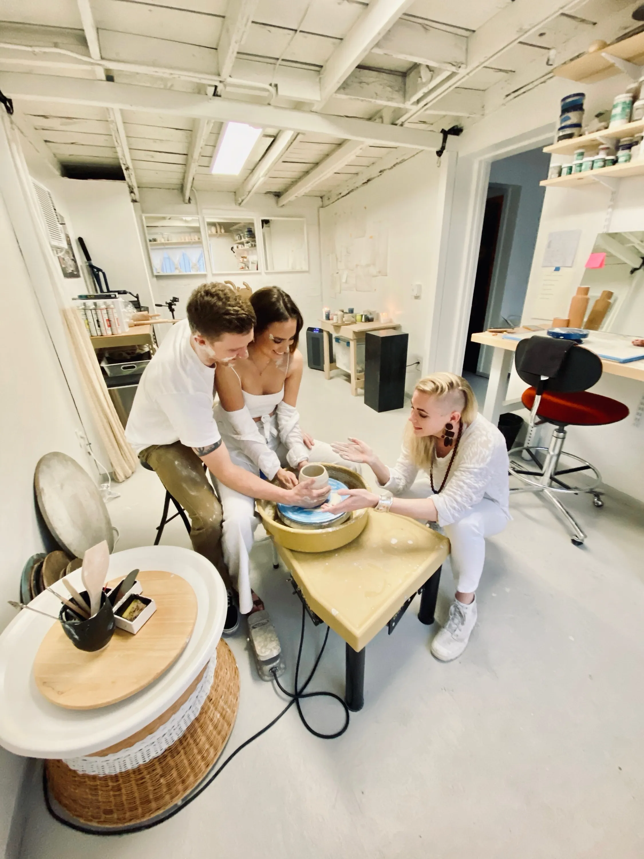Teaching a couple at the wheel in the Mudy studio